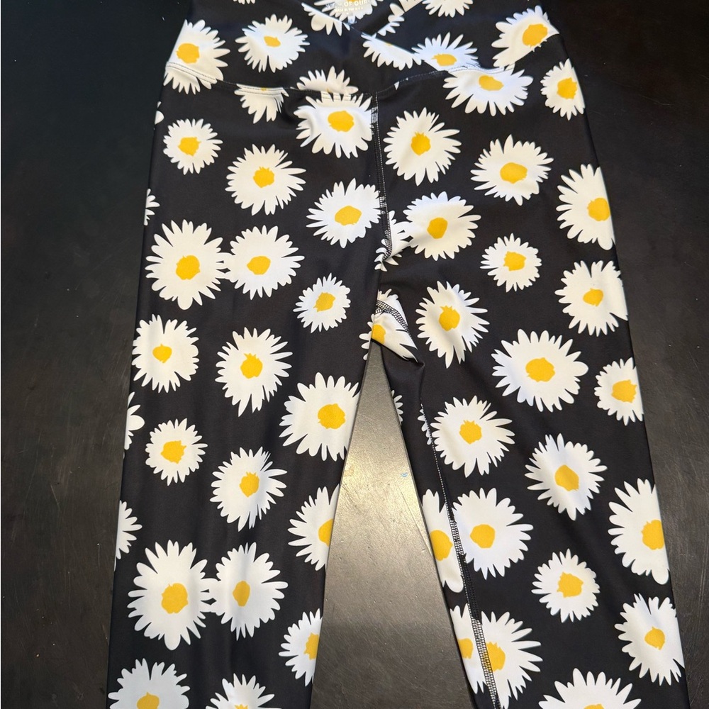 Year of Ours Veronica Black Daisy Print Leggings